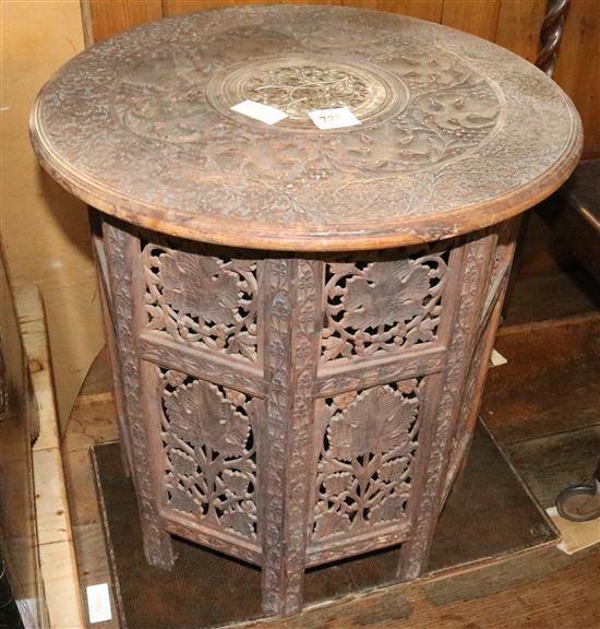 Carved circular table(-)